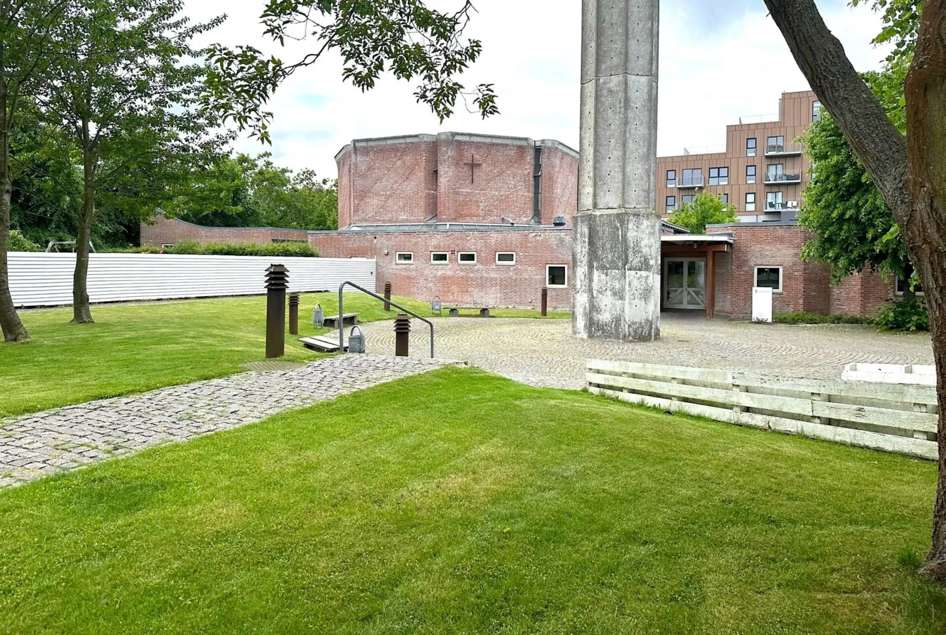 Bedemand i Albertslund ved Opstandelseskirken