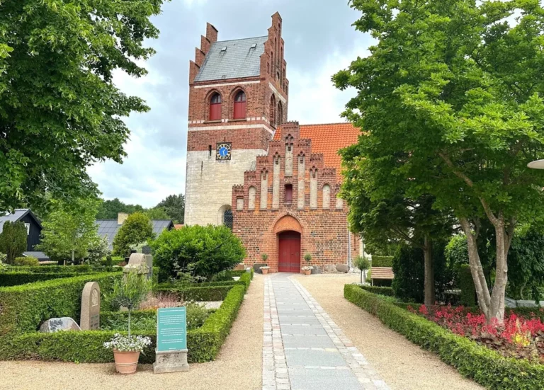 Herstedvester Kirke i Albertslund med ceremoni og gravsted på kirkegården