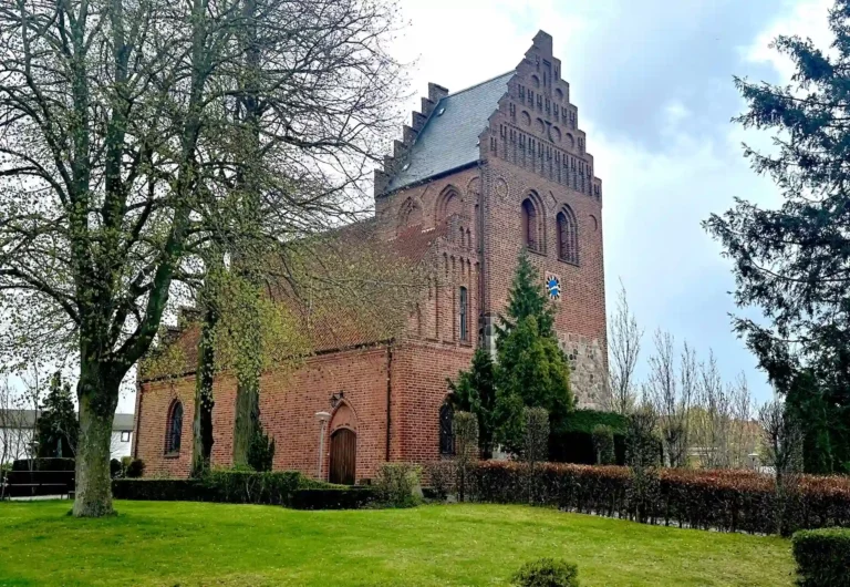Ballerup Kirke i Ballerup ved kirkelig begravelse og bis&aelig;ttelse