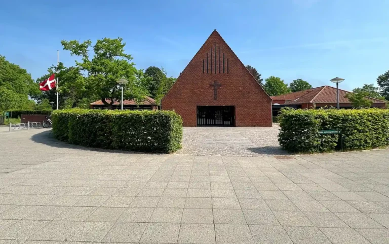 Skovvejens Kirke og kapel i Ballerup til ceremoni og bisættelse