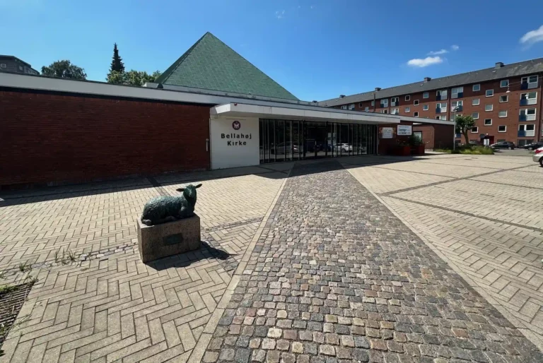 Bellahøj Kirke i Brønshøj ved ceremoni, begravelse eller bisættelse