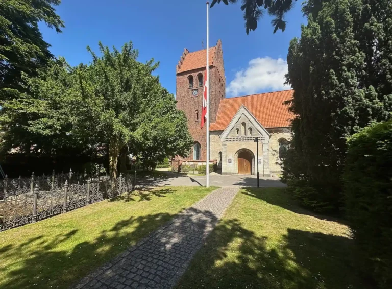 Brønshøj Kirke i Brønshøj til begravelse og kirkelig bisættelse