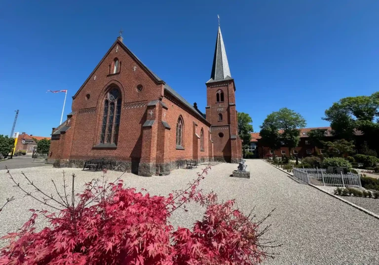 Drag&oslash;r Kirke i Drag&oslash;r som lokal ramme om begravelse og bis&aelig;ttelse