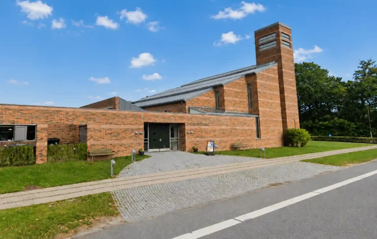 Islebjerg Kirke i Frederikssund til ceremoni ved begravelse eller bis&aelig;ttelse