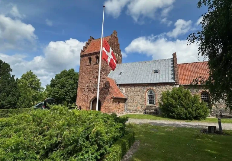 Frederikssund Kirke i Frederikssund til begravelse og kirkelig ceremoni