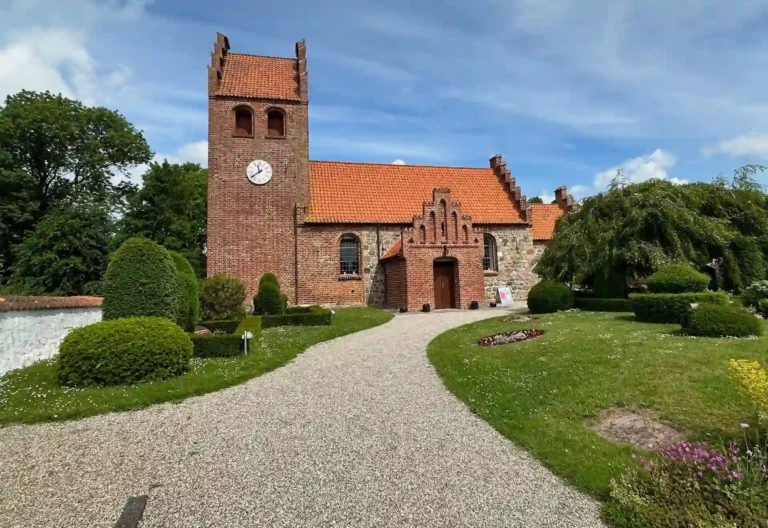 Oppe Sundby Kirke ved Frederikssund som ramme om bis&aelig;ttelse