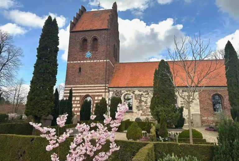 Gladsaxe Kirke i Gladsaxe brugt til kirkelig begravelse og bis&aelig;ttelse