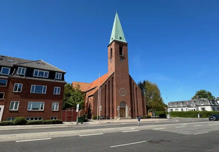Helleruplund Kirke i Hellerup som ramme om ceremoni og bis&aelig;ttelse