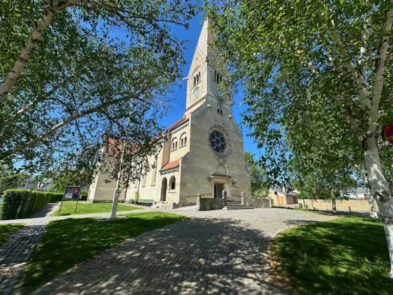 Hellerup Kirke i Hellerup ved kirkelig begravelse eller bis&aelig;ttelse