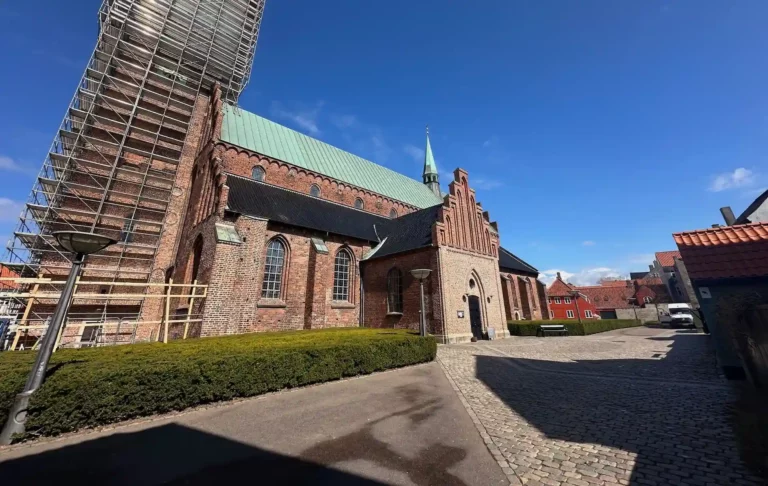 Helsing&oslash;r Domkirke i centrum af Helsing&oslash;r til kirkelig begravelse og bis&aelig;ttelse