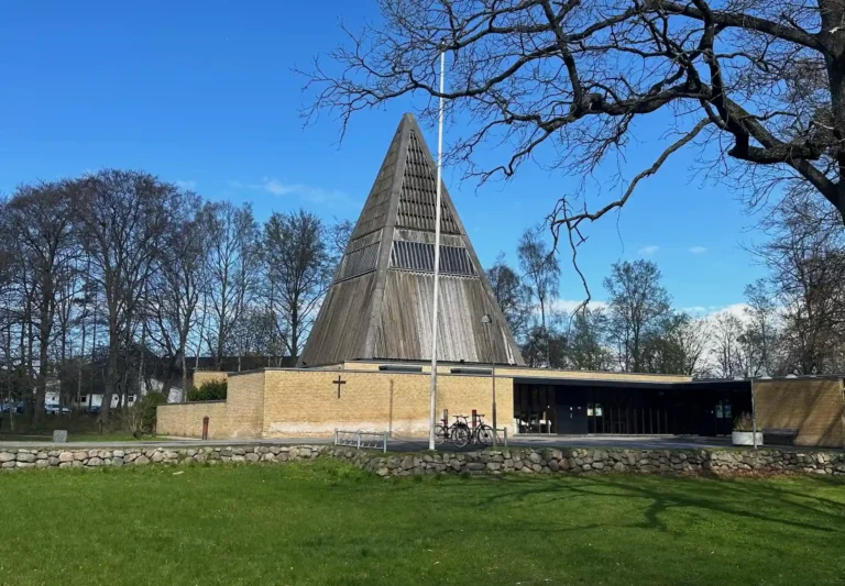 Vestervang Kirke i Helsing&oslash;r som lokal ramme om begravelse og bis&aelig;ttelse