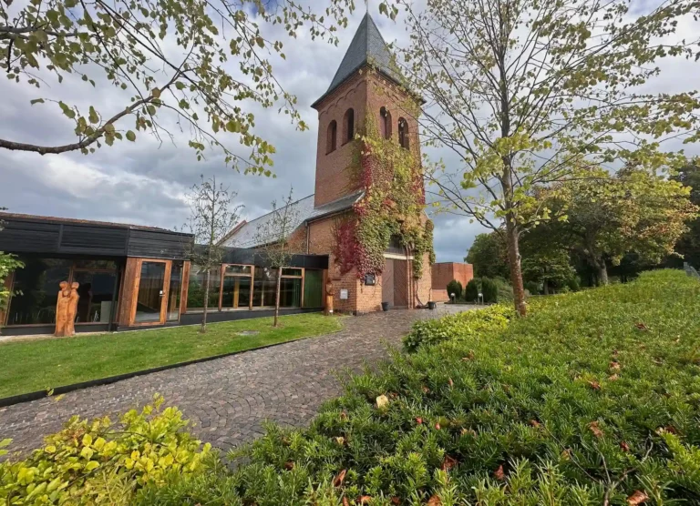 Hiller&oslash;d Kirke i Hiller&oslash;d ved kirkelig begravelse og bis&aelig;ttelse