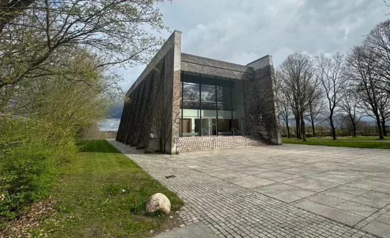 Skansekirkeg&aring;rdens Kapel i Hiller&oslash;d til bis&aelig;ttelse og ceremoni