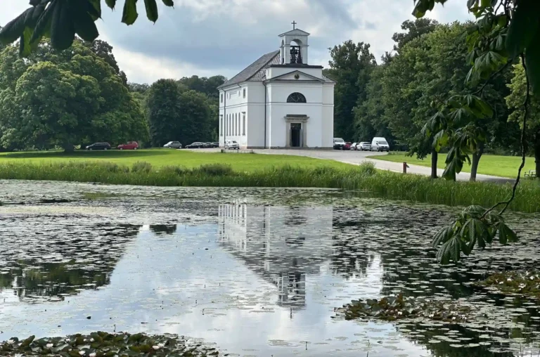 Hørsholm Kirke i Hørsholm til kirkelig begravelse og bisættelse