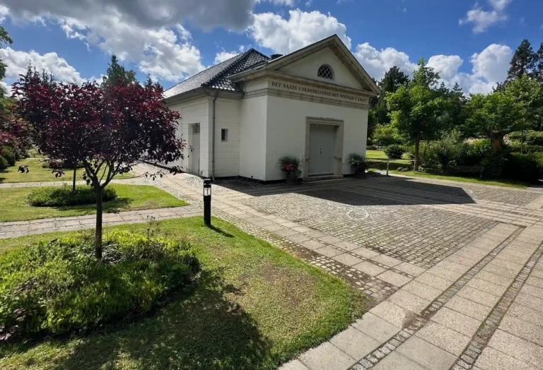 Hørsholm Kirkegårds Kapel ved ceremoni og bisættelse i Hørsholm
