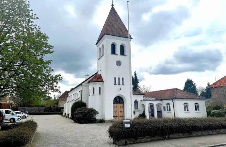 Rungsted Kirke i Rungsted Kyst brugt til begravelse og bisættelse