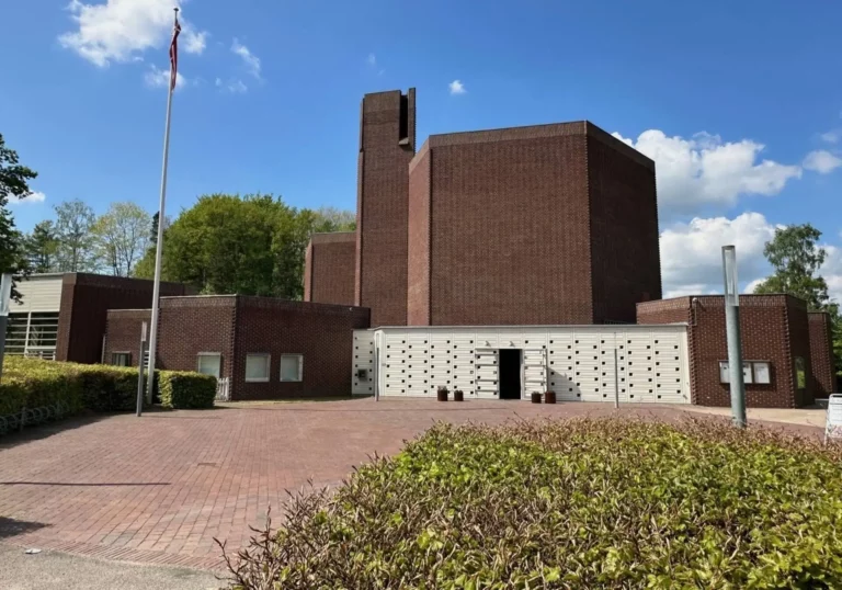 Gl. Holte Kirke i Rudersdal til lokal ceremoni ved bisættelse