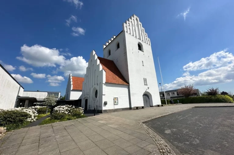 Holte Kirke i Holte brugt til kirkelig ceremoni ved begravelse eller bisættelse