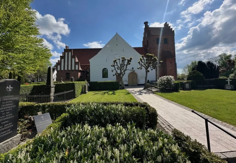 Søllerød Kirke ved Holte som ramme om begravelse og bisættelse