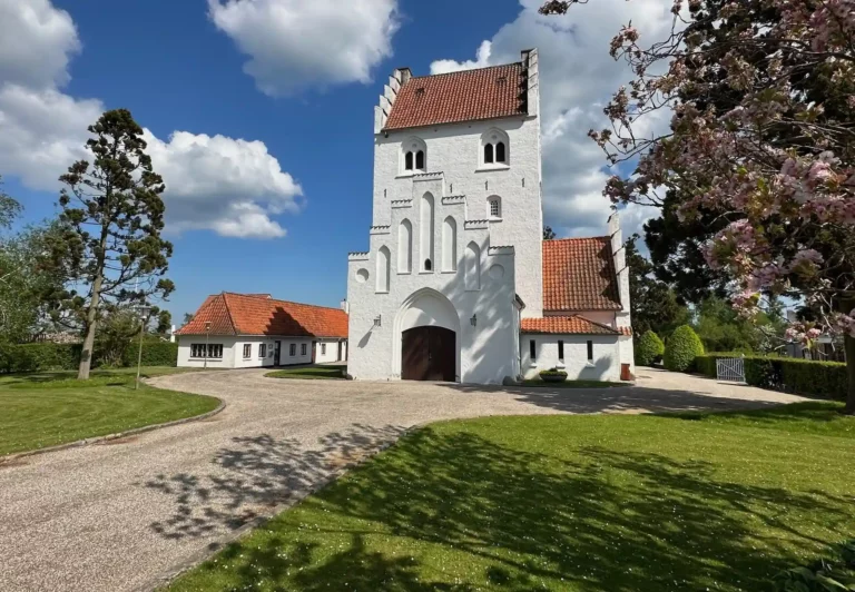 Lundtofte Kirke ved Lyngby brugt til ceremoni og bisættelse