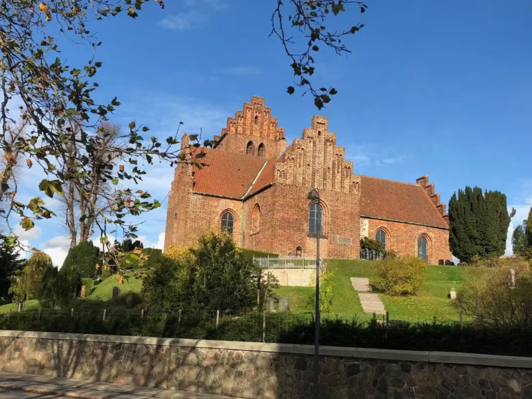 Lyngby Kirke i Kgs. Lyngby til kirkelig begravelse og bisættelse
