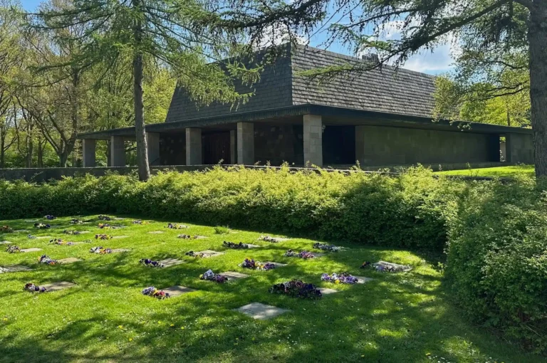 Lyngby Parkkirkegårds Kapel i Kgs. Lyngby til afskedsceremoni