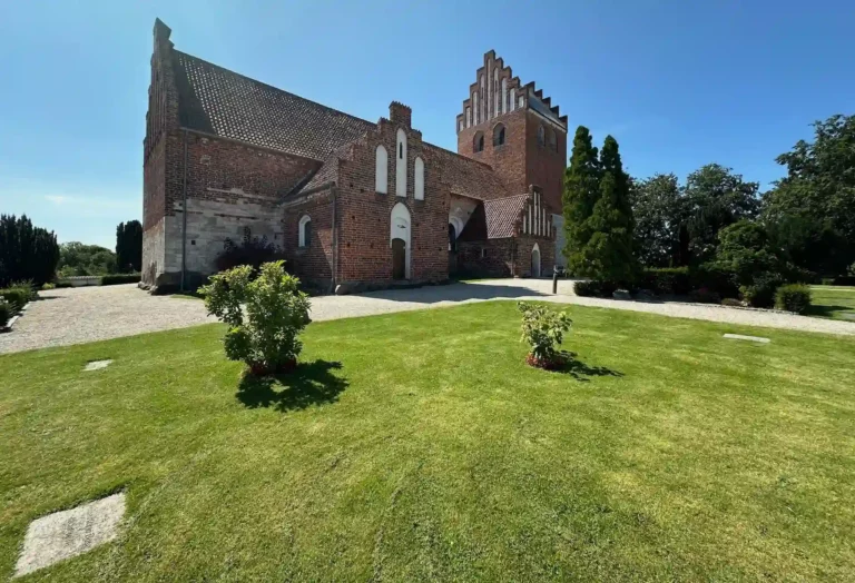 Høje Taastrup Kirke i Høje Taastrup til begravelse med lokal kirkegård