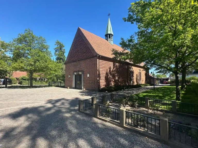 Hareskov Kirke i Hareskovby ved begravelse og urnenedsættelse