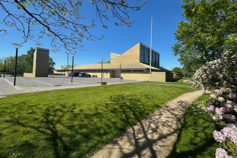 Værløse Kirke i Værløse som ramme om bisættelse og ceremoni