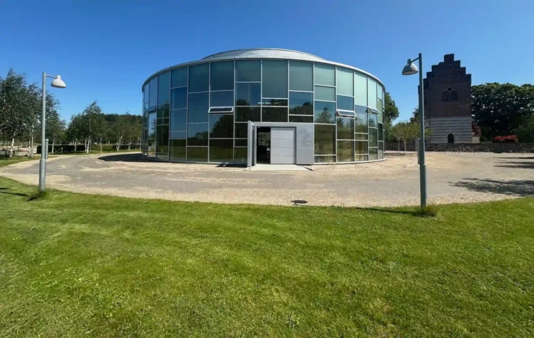 Helligtrekongers Kirke i Vallensbæk til ceremoni ved begravelse eller bisættelse