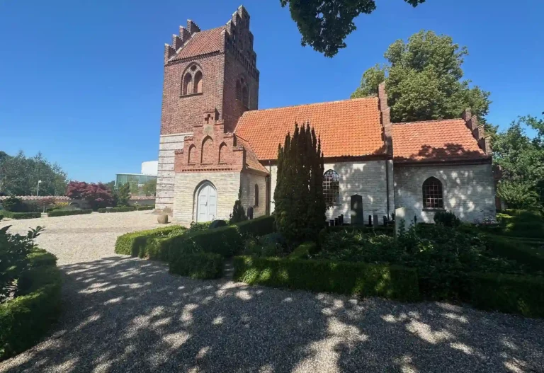 Vallensbæk Kirke i Vallensbæk ved kirkelig begravelse og bisættelse