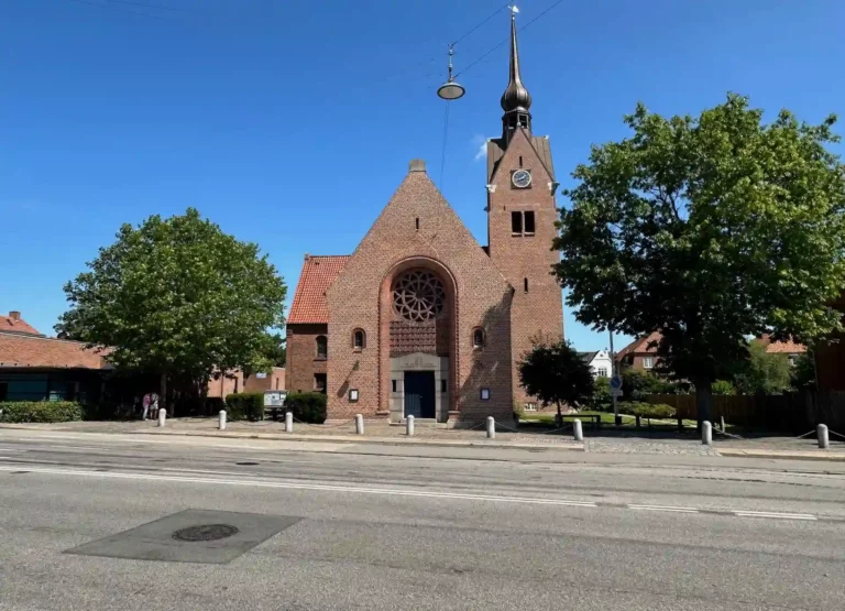Vanl&oslash;se Kirke i Vanl&oslash;se til begravelse og bis&aelig;ttelse med kirkelig ceremoni