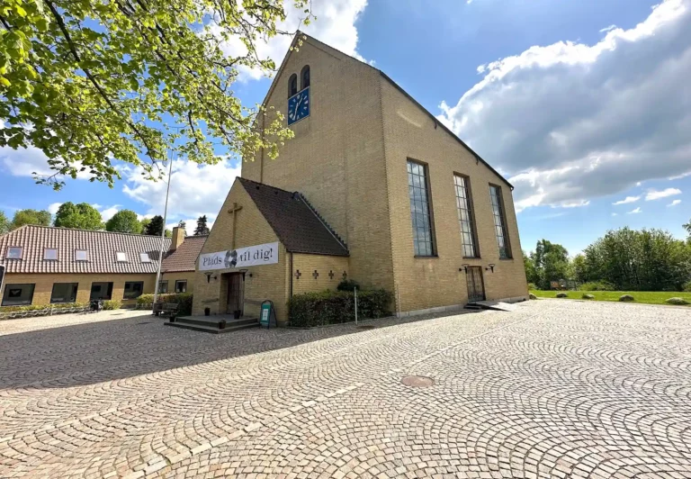 Sorgenfri Kirke n&aelig;r Virum &ndash; kirkelig ceremoni ved begravelse og bis&aelig;ttelse