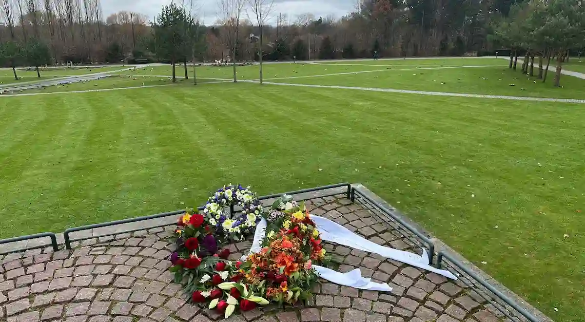 De ukendtes grav med blomsterplads
