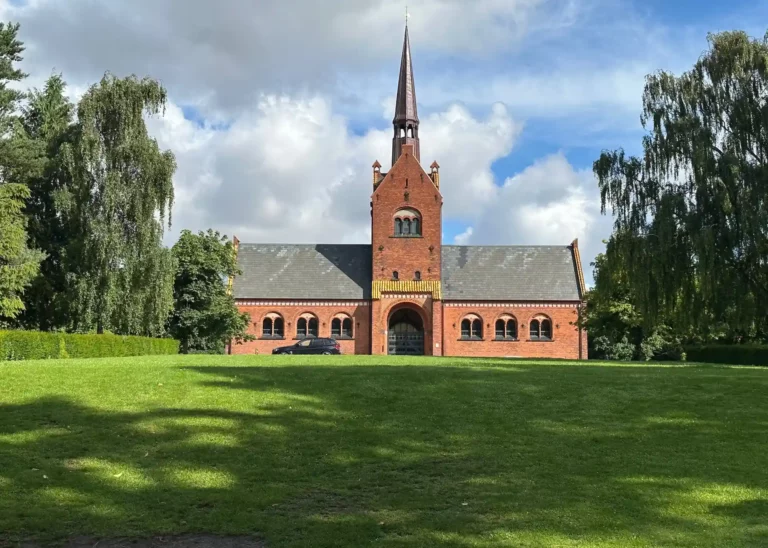 Vestre Kirkegårds Nordre Kapel nær Vesterbro til bisættelse og ceremoni