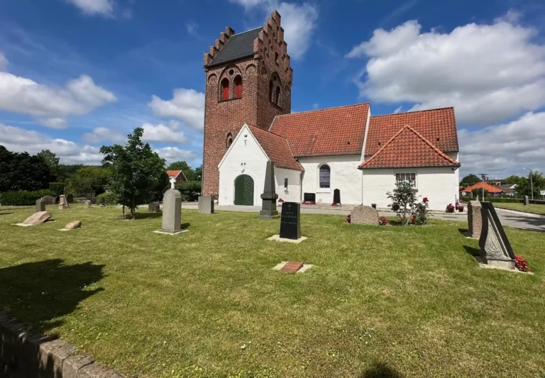 Brøndbyøster Kirke i Brøndby ved bisættelse og lokal afskedsceremoni