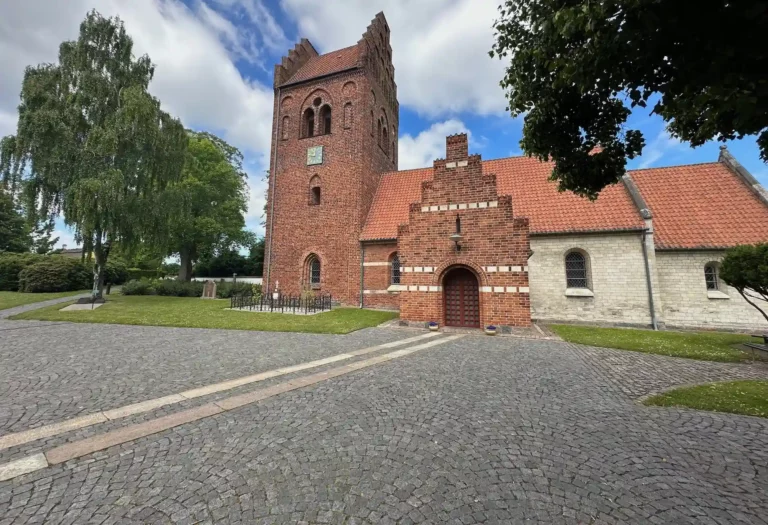Brøndbyvester Kirke i Brøndbyvester ved begravelse og kirkelig ceremoni