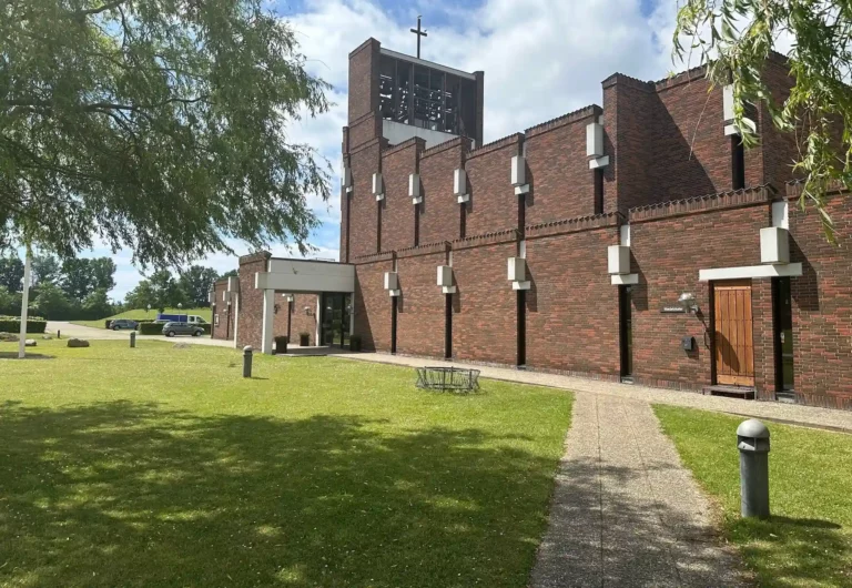 Brøndby Strand Kirke i Brøndby Strand til begravelse eller bisættelse