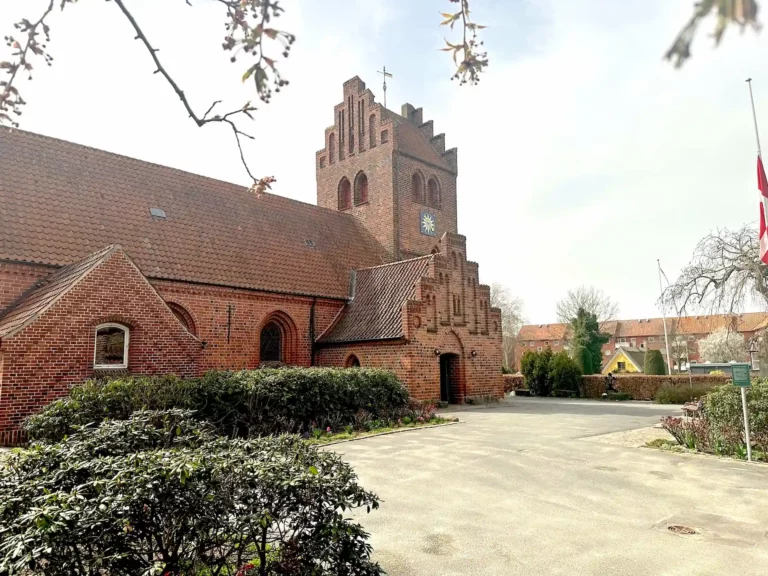 Herlev Kirke i Herlev til kirkelig begravelse og bisættelse