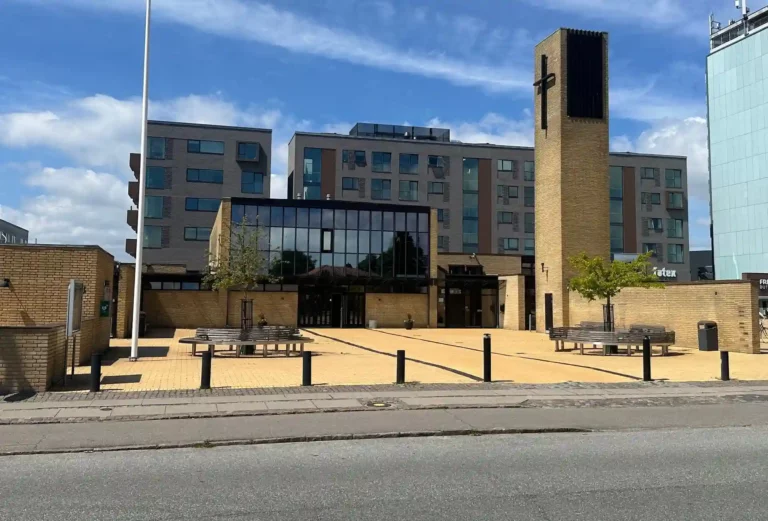 Strandmarkskirken i Hvidovre som ramme om begravelse eller bisættelse