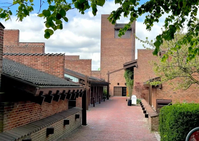 Buddinge Kirke ved S&oslash;borg som ramme om begravelse eller ceremoni