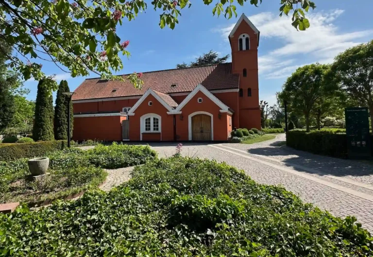 Rødovre Kirke i Rødovre ved kirkelig begravelse og ceremoni