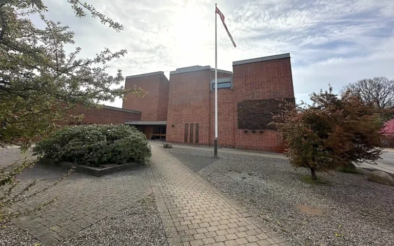 Vangede Kirke i Gentofte Kommune som ramme om ceremoni og bisættelse