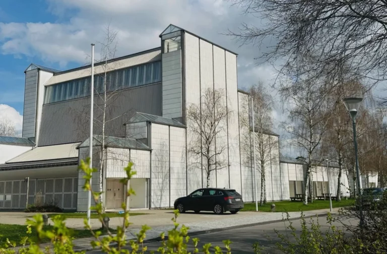 Bagsværd Kirke i Bagsværd som ramme om begravelse og bisættelse