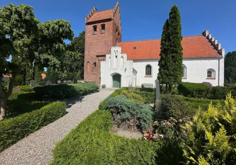 Torslunde Kirke ved Ishøj brugt til begravelse og urnenedsættelse