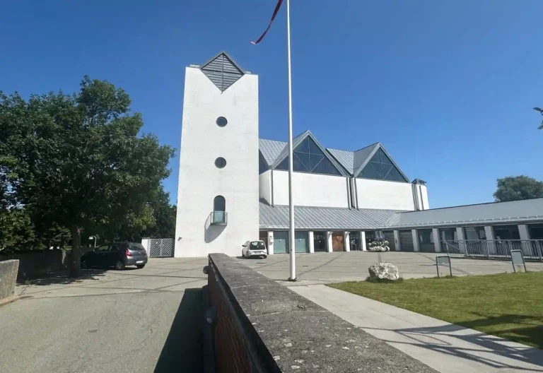 Vejleå Kirke i Ishøj til ceremoni ved begravelse eller bisættelse