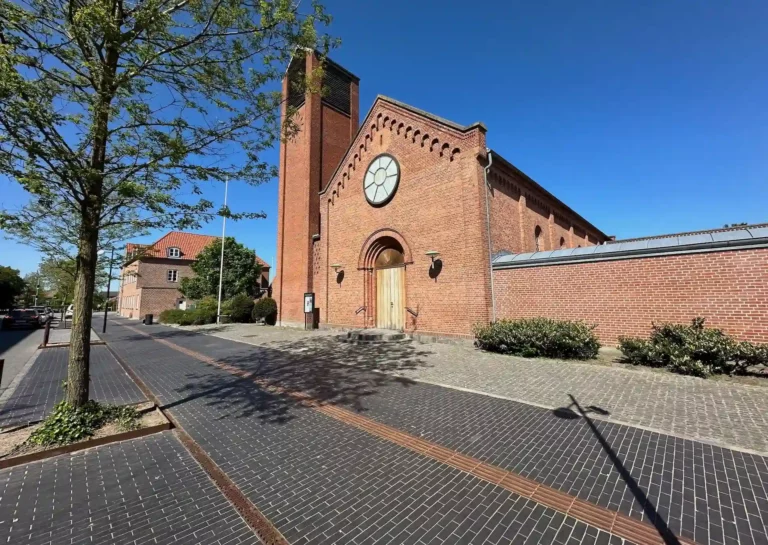 Kastrup Kirke i Kastrup til kirkelig begravelse eller bisættelse