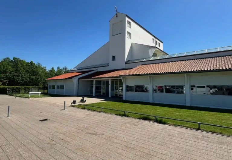 Skelgårdskirken ved Kastrup til begravelse og bisættelse i kirken