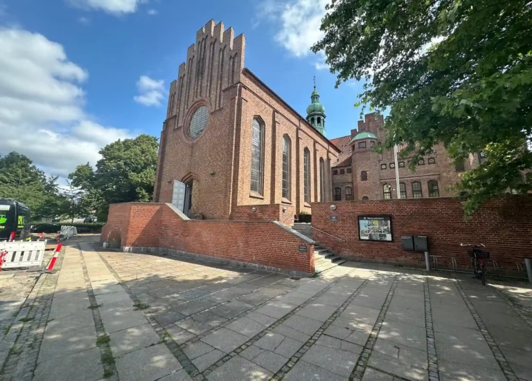 Messiaskirken i Charlottenlund til kirkelig begravelse eller bis&aelig;ttelse