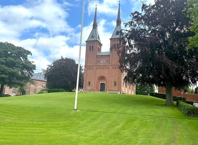 Ordrup Kirke ved Charlottenlund som ramme om ceremoni og bis&aelig;ttelse